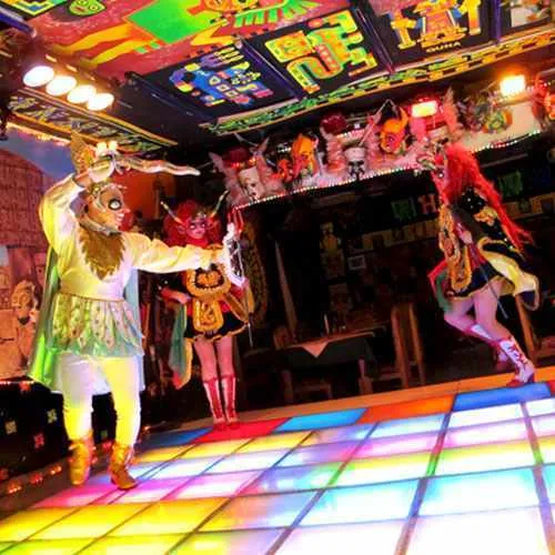 Presentacion de danzas en la peña de La Paz