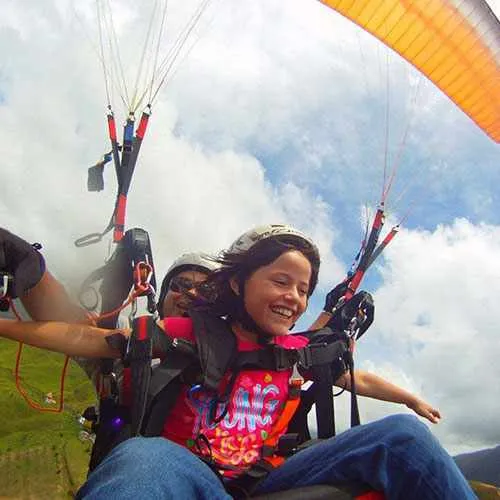 Sobrevolando en parapente por el Valle Sagrado