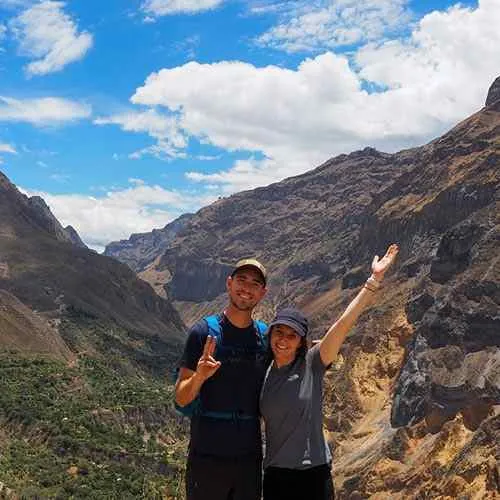 Condores volando sobre el mirador del Colca