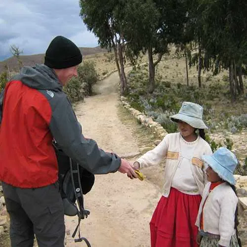 Haciendo culto en la isla del sol
