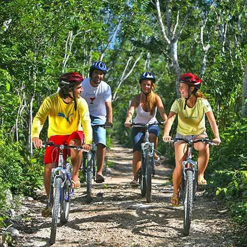 Ciclistas por la carretera hacia Manu