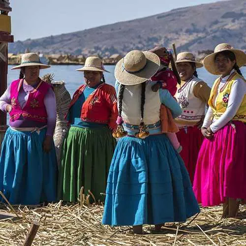 Mujer de los Uros navegando en el titicaca