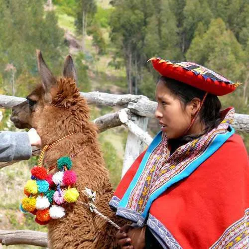 Mujeres y un niño en el valle sagrado