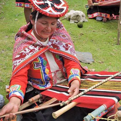 Mujer tejiendo en el valle sagrado