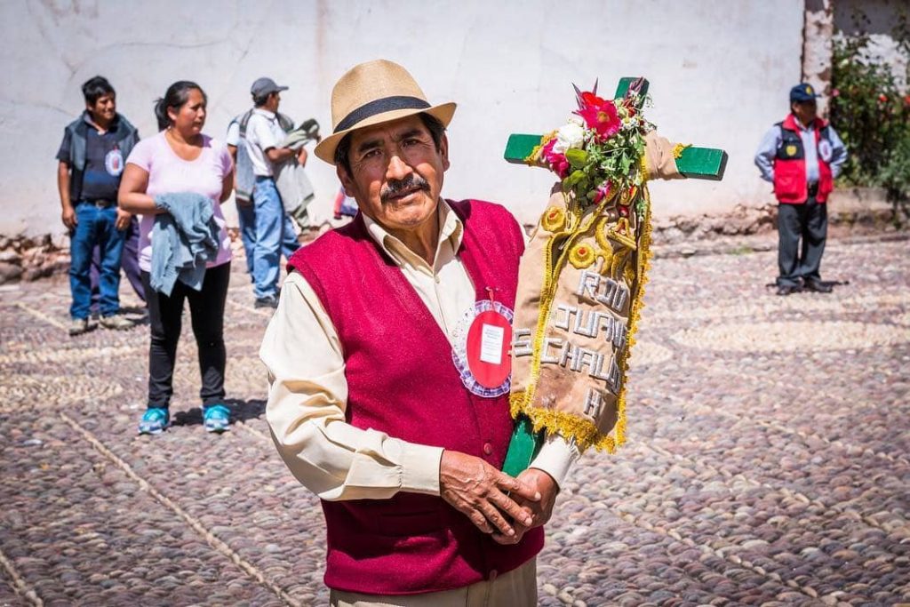 feligreses en cruz velacuy